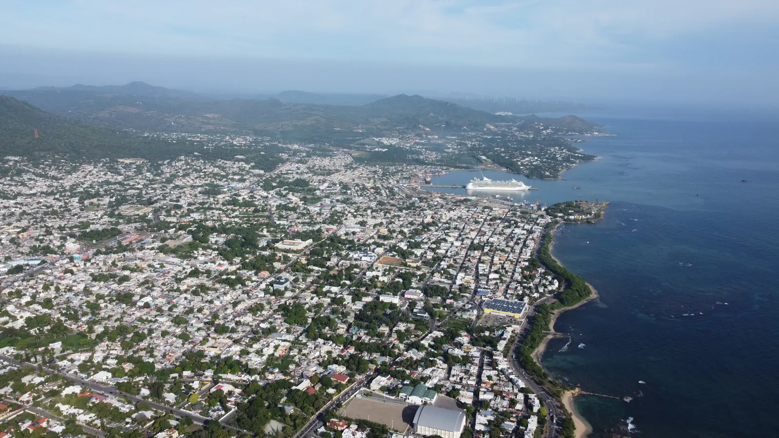 Vista aérea de Puerto Plata, con la ciudad, el puerto y la bahía, República Dominicana
