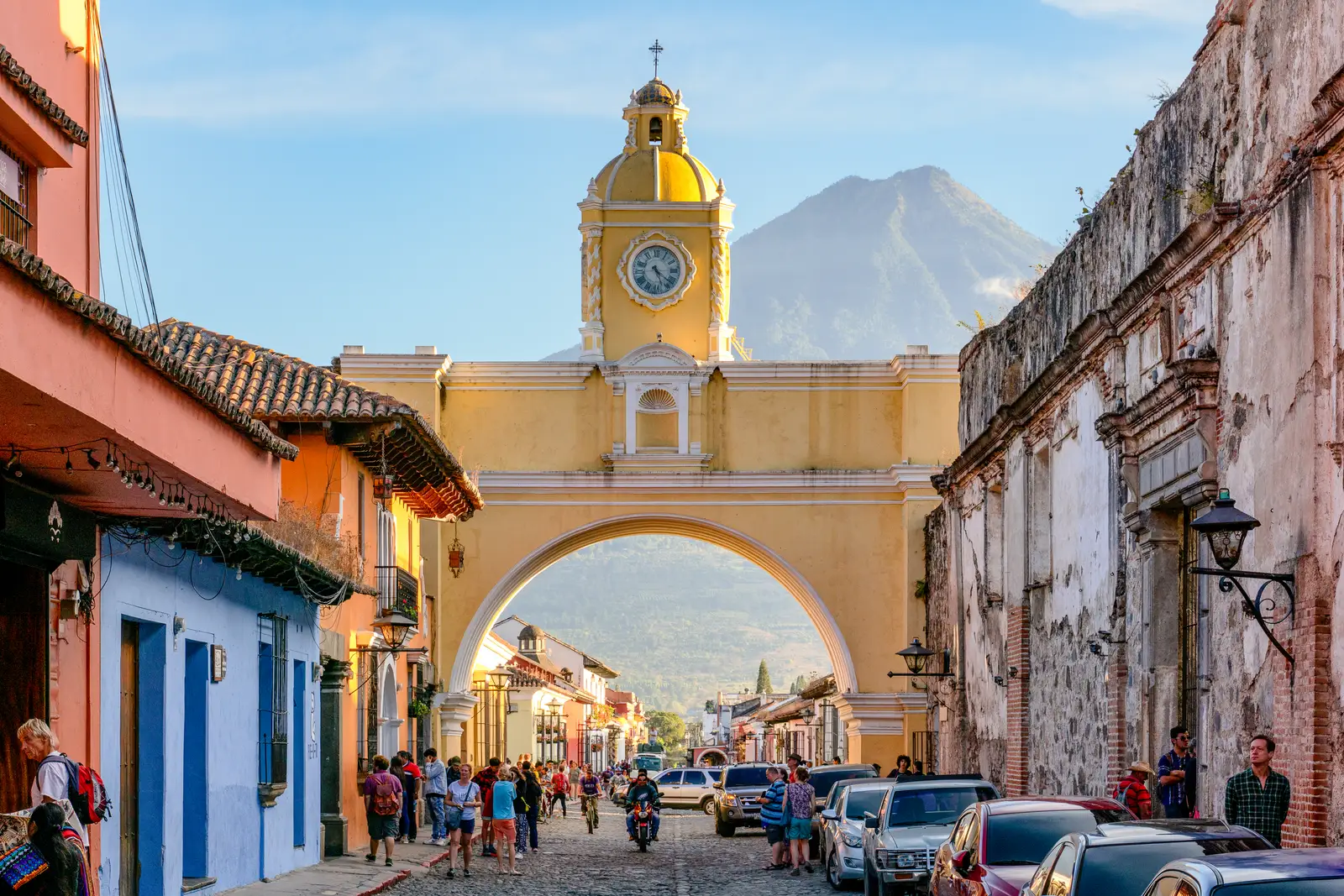 Arco de Santa Catalina en Antigua Guatemala, con el Volcán de Agua al fondo