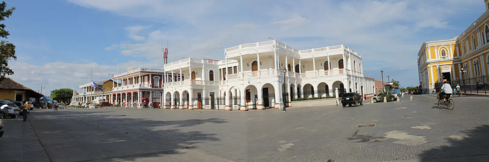 Calle de Granada, Nicaragua, con edificios coloniales de dos plantas frente a la plaza