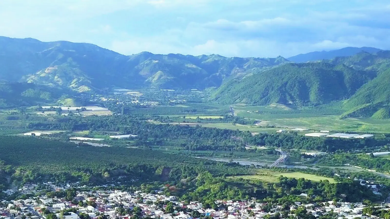 Valle de San José de Ocoa, con el pueblo y las montañas al fondo, República Dominicana