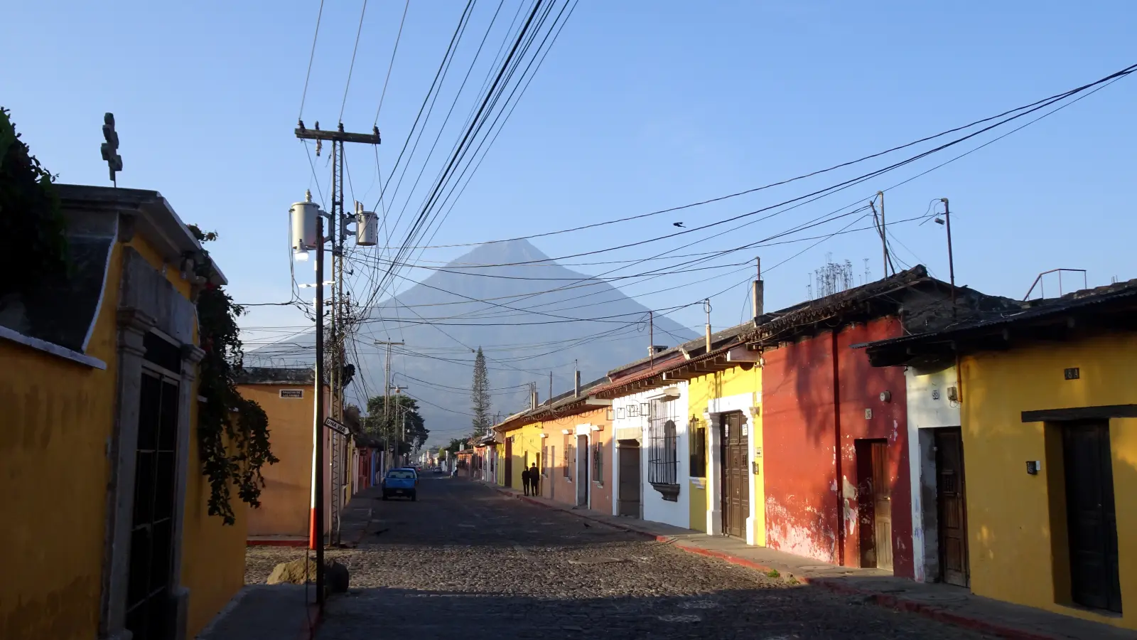 Calle de Antigua Guatemala con el Volcán de Agua al fondo