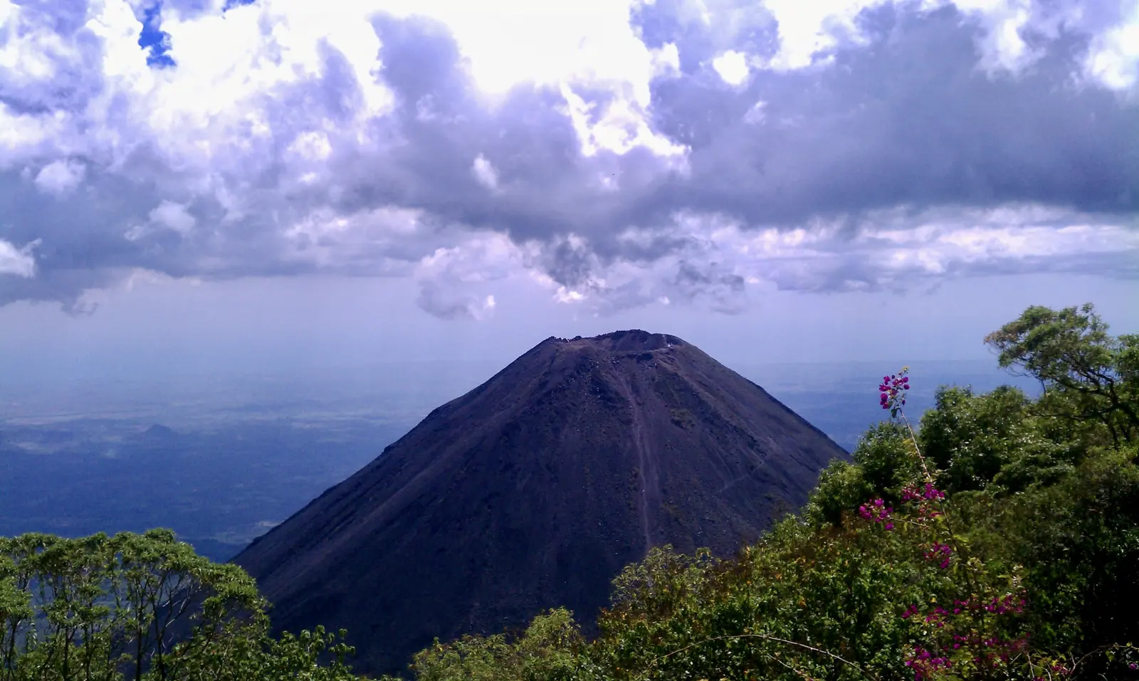 Volcán de Izalco bajo la nube, El Salvador