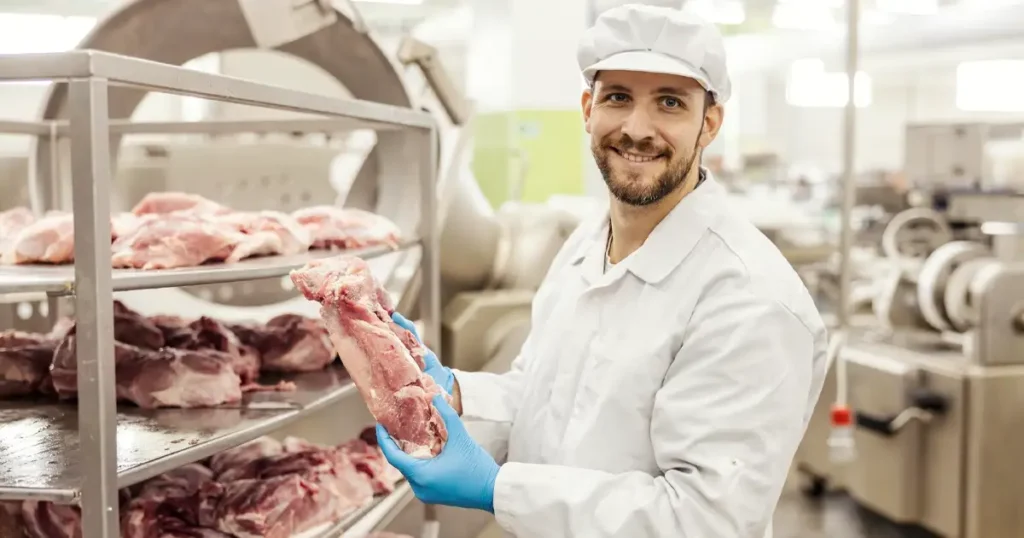 Operario en una planta TIF de procesamiento de carne